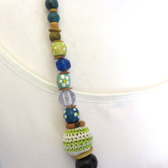 Hand Crafted Blue and Green Wood and Macrame Bead Necklace Chunky.....325 - Picture 4 of 7